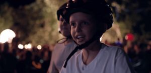 psicologiasdobrasil.com.br - Cidade se une e organiza festa noturna surpresa para menino alérgico à luz solar