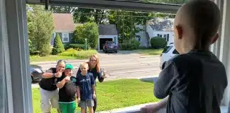 Doença impede menino de sair de casa e ele é entretido pelos vizinhos do outro lado do vidro Doença impede menino de sair de casa e ele é entretido pelos vizinhos do outro lado do vidro