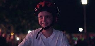 Cidade se une e organiza festa noturna surpresa para menino alérgico à luz solar