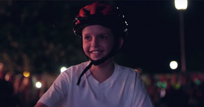Cidade se une e organiza festa noturna surpresa para menino alérgico à luz solar