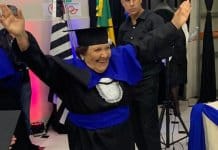 Ex-merendeira realiza o sonho de se formar em pedagogia aos 81 anos