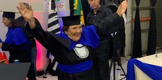 Ex-merendeira realiza o sonho de se formar em pedagogia aos 81 anos