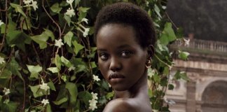 Modelo Adut Akech acusa revista australiana de racismo