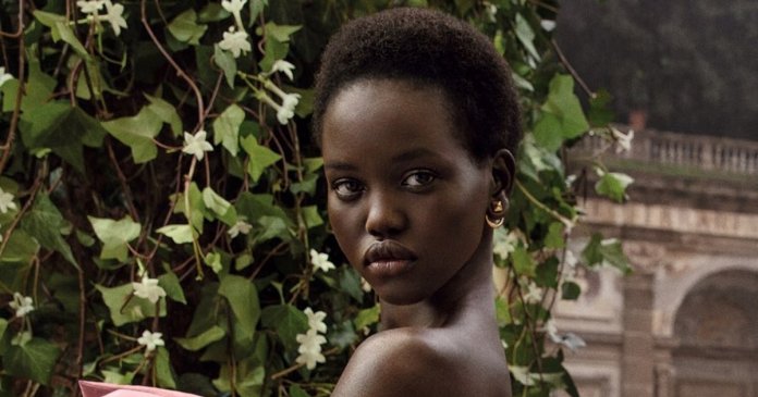 Modelo Adut Akech acusa revista australiana de racismo