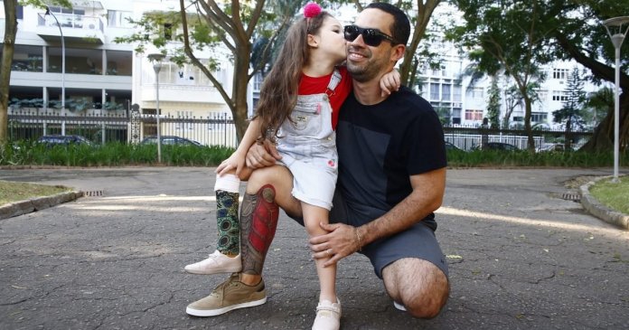 Pai tatua prótese na perna para ficar igual à filha: “Somos todos iguais”