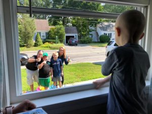 psicologiasdobrasil.com.br - Doença impede menino de sair de casa e ele é entretido pelos vizinhos do outro lado do vidro