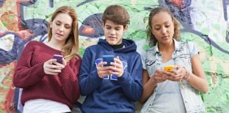 Tempo gasto com tecnologia não atrapalha saúde mental de adolescentes, dizem pesquisadores