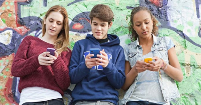 Tempo gasto com tecnologia não atrapalha saúde mental de adolescentes, dizem pesquisadores