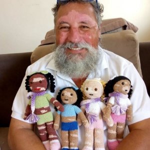 psicologiasdobrasil.com.br - Vovô cria bonecas de crochê com vitiligo para promover inclusão