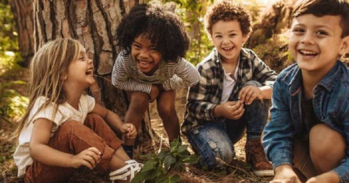 Escalar árvores e brincar na grama traz muitos benefícios para seus filhos
