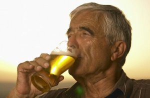 psicologiasdobrasil.com.br - Quem bebe cerveja ou café tem mais chance de passar dos 90 anos, aponta estudo