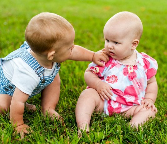 O que os bebês aprendem quando conversam entre si