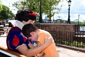 psicologiasdobrasil.com.br - Mãe agradece Branca de Neve que acalmou filho com autismo durante crise na Disney