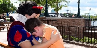 Mãe agradece Branca de Neve que acalmou filho com autismo durante crise na Disney