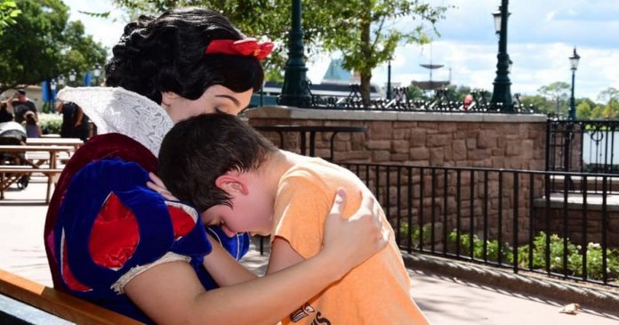 Mãe agradece Branca de Neve que acalmou filho com autismo durante crise na Disney