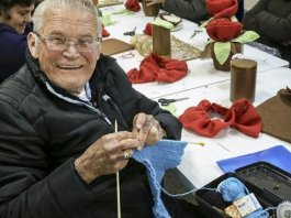 Aos 80 anos, aposentado supera depressão aprendendo a fazer tricô