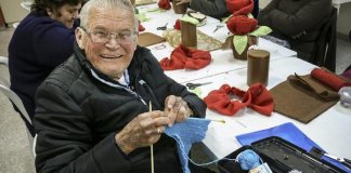 Aos 80 anos, aposentado supera depressão aprendendo a fazer tricô