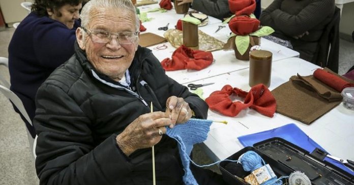 Aos 80 anos, aposentado supera depressão aprendendo a fazer tricô