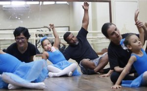 psicologiasdobrasil.com.br - Pedreiro aprende a dançar balé para ajudar filhas autistas