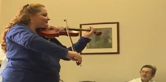 Enfermeira toca violino para ajudar no tratamento de pacientes