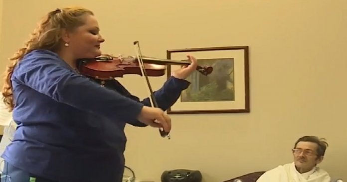 Enfermeira toca violino para ajudar no tratamento de pacientes