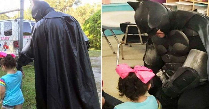 ‘Batman’ ajuda garotinha a enfrentar o bullying na creche