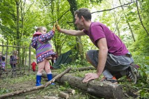 psicologiasdobrasil.com.br - Escalar árvores e brincar na grama traz muitos benefícios para seus filhos