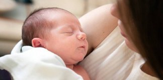 Dar colo ao seu bebê não o deixa mimado, afirmam especialistas