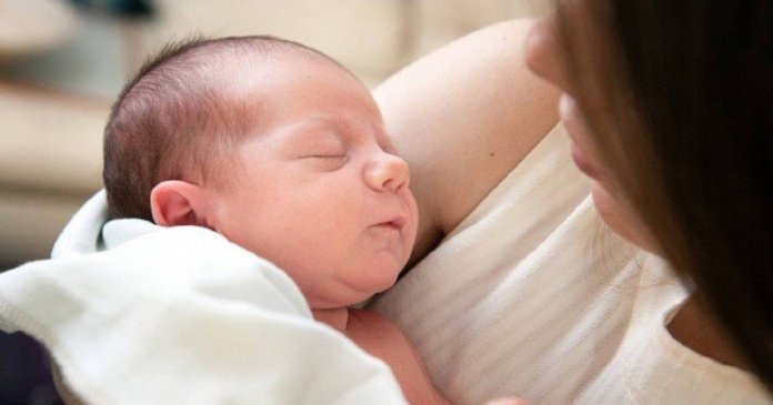 Dar colo ao seu bebê não o deixa mimado, afirmam especialistas