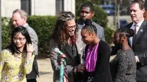 psicologiasdobrasil.com.br - Steven Tyler, do Aerosmith, inaugura abrigo para meninas v&iacute;timas de abuso