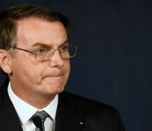 Bolsonaro veta atendimento psicológico e assistência social em escolas públicas
