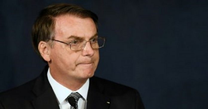 Bolsonaro veta atendimento psicológico e assistência social em escolas públicas