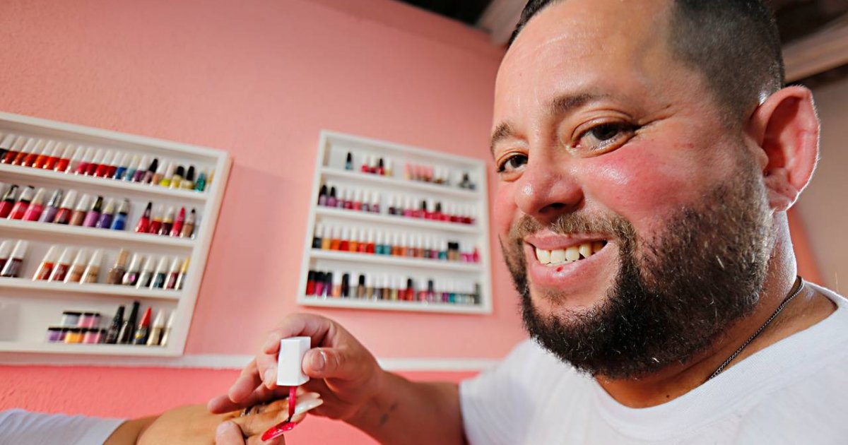 O manicure Robson Barbosa e a esposa Vanessa Maceno trabalhando no atelie montado na garagem de casa no Boqueirão – Robson foi vigilante por oito anos e passou por problemas de depressão e esta se recuperando fazendo unha de gel, acrilico e silicone.