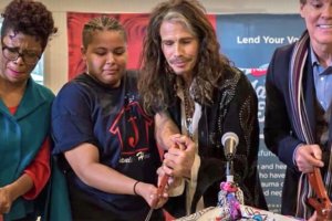 psicologiasdobrasil.com.br - Steven Tyler, do Aerosmith, inaugura abrigo para meninas vítimas de abuso