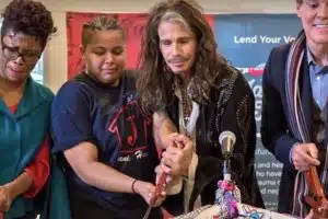 psicologiasdobrasil.com.br - Steven Tyler, do Aerosmith, inaugura abrigo para meninas v&iacute;timas de abuso