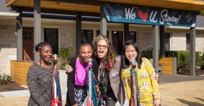 Steven Tyler, do Aerosmith, inaugura abrigo para meninas vítimas de abuso