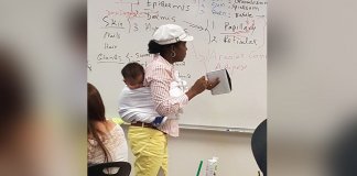 Professora assume cuidados de bebê de aluna por 3 horas para que ela se dedique aos estudos