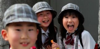 Por que as crianças japonesas obedecem e não costumam fazer escândalos?