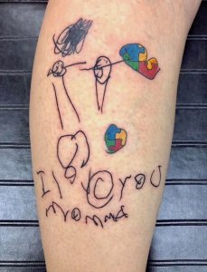 psicologiasdobrasil.com.br - Mãe homenageia filho autista tatuando no braço o primeiro desenho dele