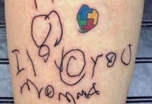 Mãe homenageia filho autista tatuando no braço o primeiro desenho dele