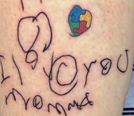 Mãe homenageia filho autista tatuando no braço o primeiro desenho dele
