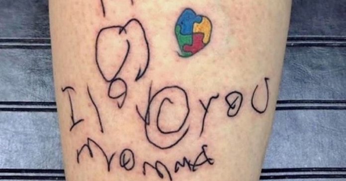 Mãe homenageia filho autista tatuando no braço o primeiro desenho dele