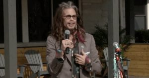 psicologiasdobrasil.com.br - Steven Tyler, do Aerosmith, inaugura abrigo para meninas vítimas de abuso