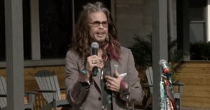 psicologiasdobrasil.com.br - Steven Tyler, do Aerosmith, inaugura abrigo para meninas vítimas de abuso