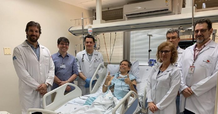 Paciente com câncer terminal recebe alta após tratamento desenvolvido por brasileiros