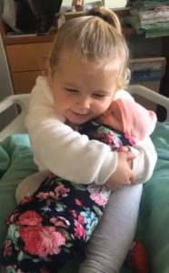 psicologiasdobrasil.com.br - Em vídeo fofo, menininha não segura alegria ao conhecer irmãzinha recém-nascida