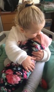 psicologiasdobrasil.com.br - Em vídeo fofo, menininha não segura alegria ao conhecer irmãzinha recém-nascida