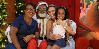 Papai Noel negro faz sucesso em shoppinhg de Salvador
