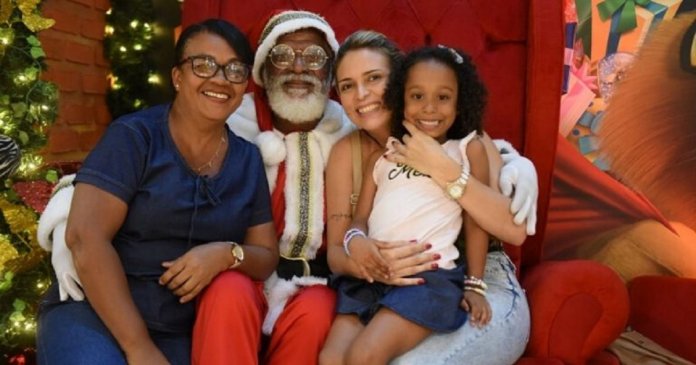 Papai Noel negro faz sucesso em shoppinhg de Salvador