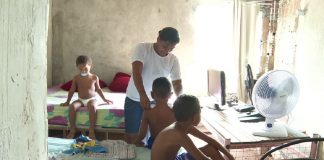 Mãe cuida de 3 filhos autistas com R$ 212 do Bolsa Família